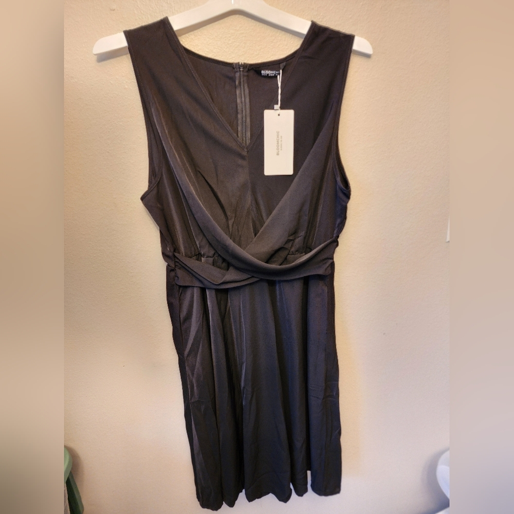 NWT Bloomchic Black Criss cross waistline Sleveless midi dress